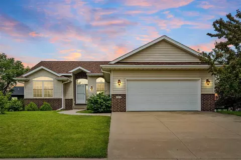 955 Fox Valley Dr, North Liberty, IA 52317