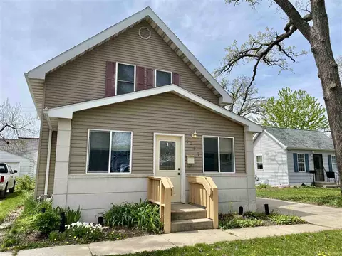 1057 12th St NE, Cedar Rapids, IA 52402