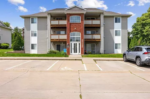 2452 Rushmore Dr, Iowa City, IA 52246