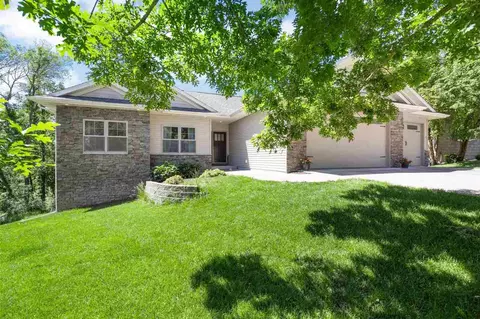 24 Riverview Dr, Iowa City, IA 52240