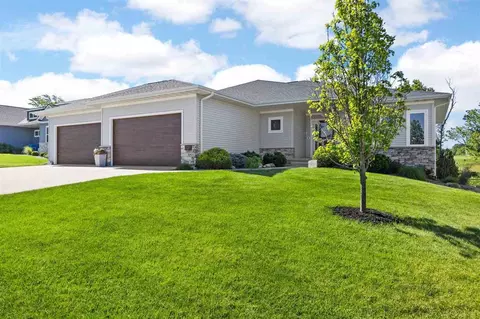 6127 Rapids Ridge Rd NE, Cedar Rapids, IA 52411 photo 2