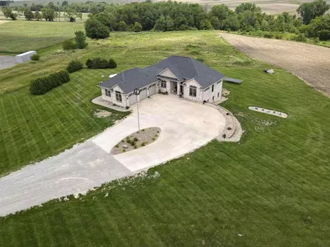 2502 120th St NW, Swisher, IA 52338