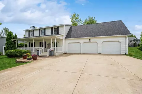 515 N 1st St, Walford, IA 52351
