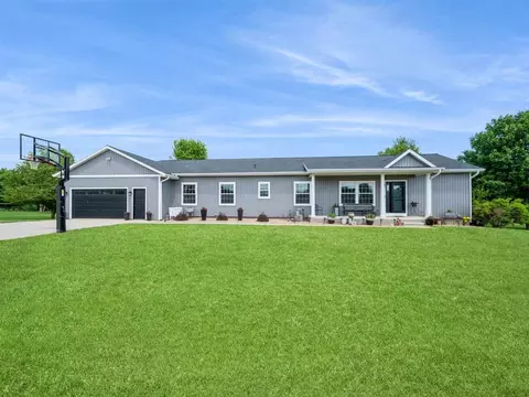 37 Prairie Dr, Walker, IA 52352