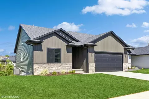 47 Huntington Dr, Iowa City, IA 52245