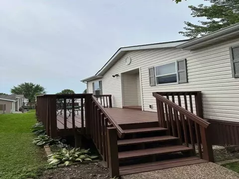 6 Expo Dr, Iowa City, IA 52240