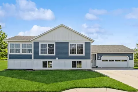 801 Hampton Dr, Williamsburg, IA 52361