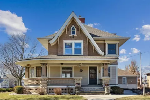 425 Vanderbilt St, Fairfax, IA 52228