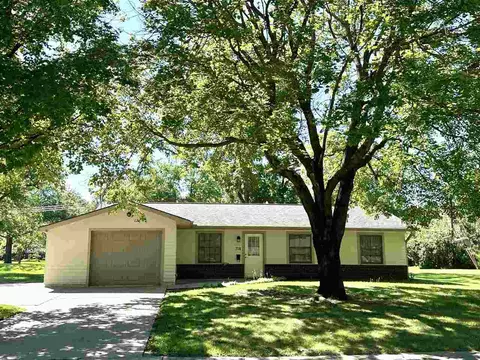 716 Normandy Dr, Iowa City, IA 52246