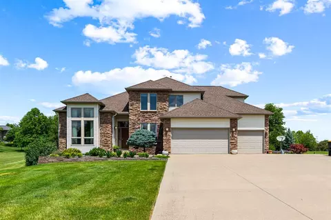 28 Burr Oak Ct, Iowa City, IA 52246