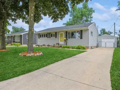 2417 SW Lauren Dr, Cedar Rapids, IA 52404
