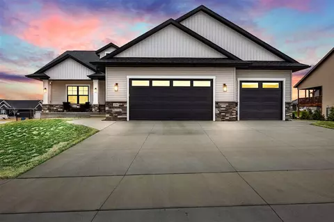 1391 Bridgewood Dr, Fairfax, IA 52228