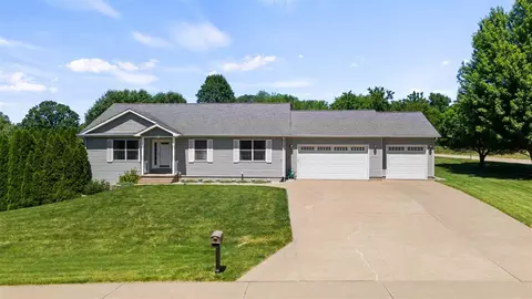 2714 Birdie Dr, Muscatine, IA 52761