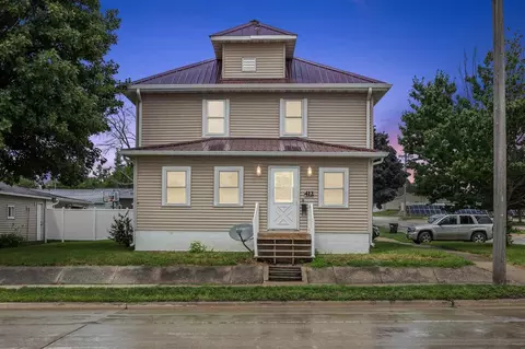 412 13th St, Belle Plaine, IA 52208