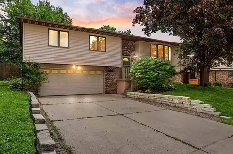 1452 Valley View Cir, Coralville, IA 52241