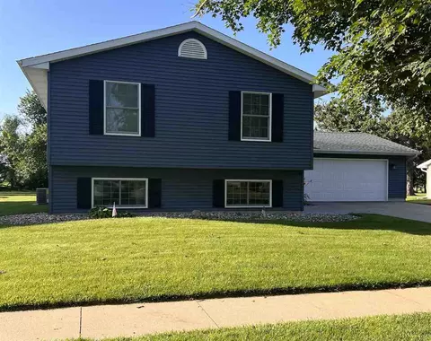 1530 Rock Island Dr, Ely, IA 52227