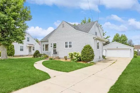 274 25th Ave SW, Cedar Rapids, IA 52404