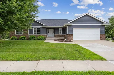 1679 Grizzly Trl, North Liberty, IA 52317