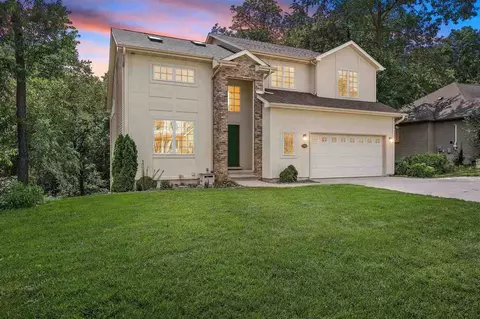 900 Forest Edge Dr, Coralville, IA 52241