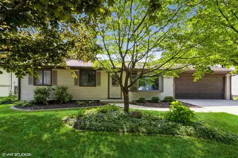 103 Ravencrest Dr, Iowa City, IA 52245