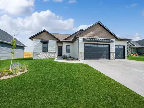 1734 Cottage Ridge Dr, Marion, IA 52302