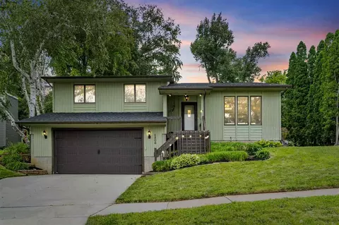 2404 Camelot Ave NW, Cedar Rapids, IA 52405