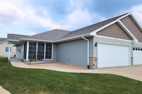 856 NE Crescent View Dr, Cedar Rapids, IA 52402