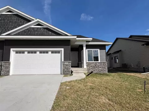1252 Berkshire Ln, North Liberty, IA 52317