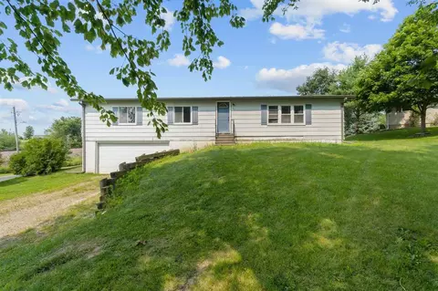 704 Pine Dr, Ainsworth, IA 52201