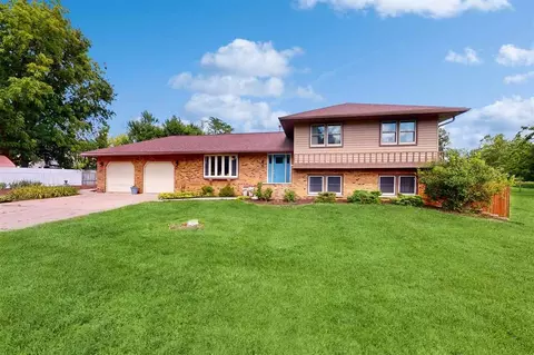 4130 W Valley Dr, Cedar Rapids, IA 52411