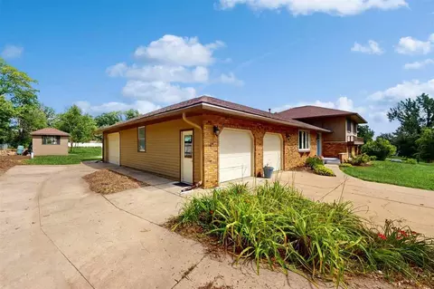 4130 W Valley Dr, Cedar Rapids, IA 52411 photo 3