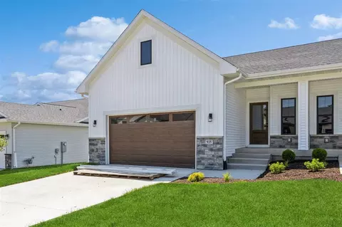 925 Oakland Trl, Solon, IA 52333