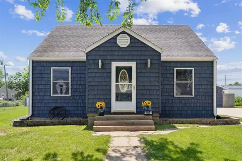 505 1st St E, Newhall, IA 52315