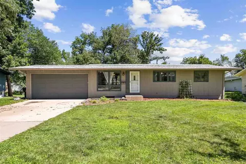 4532 Fairlane Dr NE, Cedar Rapids, IA 52402