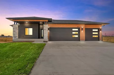 811 Indigo Dr, Palo, IA 52324