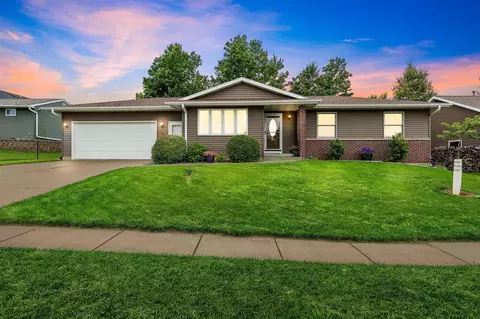950 S 26th St, Marion, IA 52302