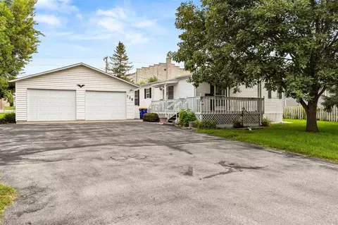 128 E Center St, Oxford, IA 52322