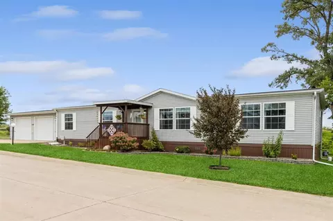340 Mosswood Ln, Iowa City, IA 52246