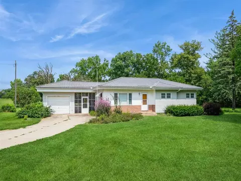 544 E Linn St, Coggon, IA 52218