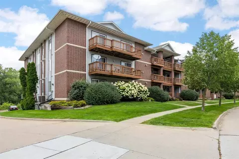 538 W Side Dr, Iowacity, IA 52246