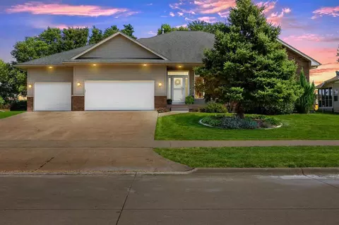 718 Bergamot Ln, Solon, IA 52333
