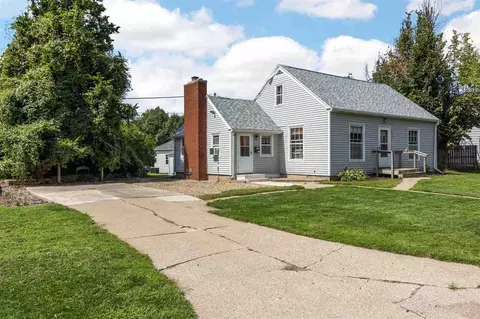 1277 Hazel Dr, Cedar Rapids, IA 52402
