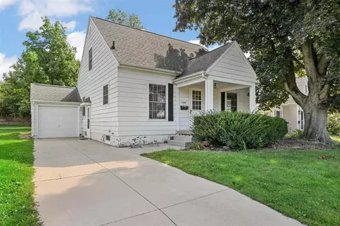1248 Elmhurst Dr, Cedar Rapids, IA 52402