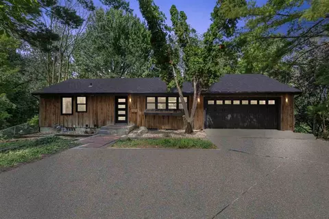 320 Willis Dr, Iowa City, IA 52246