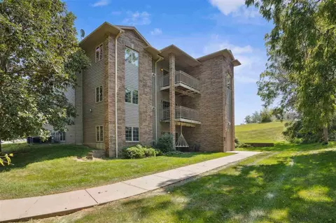 463 N 1st Ave, Iowa City, IA 52245