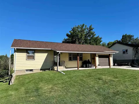 225 N Campbell St, North English, IA 52316