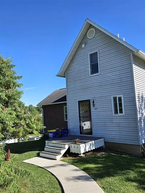 127 North St, Oxford, IA 52322