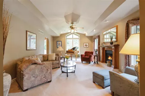 8801 Deer Crest Dr, Cedar Rapids, IA 52411 photo 4