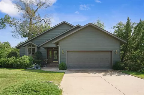 8801 Deer Crest Dr, Cedar Rapids, IA 52411 photo 2