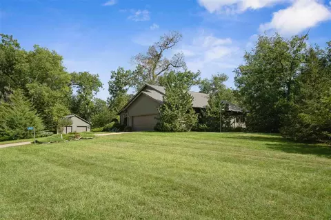 8801 Deer Crest Dr, Cedar Rapids, IA 52411 photo 3
